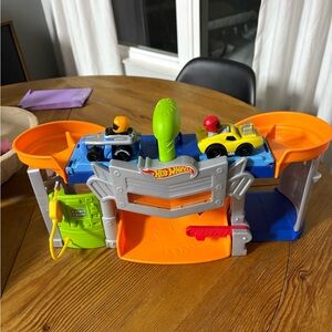 Hot Wheels Adventure Garage Playset with Orange and Blue Tracks